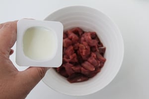   Ướp thịt bò với sữa chua giúp thịt bò mềm, lại có vị ngọt, rất hấp dẫn.  