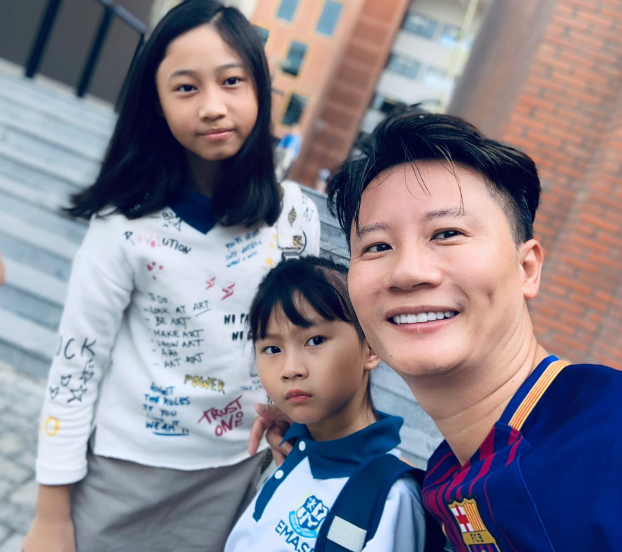   Ca sĩ Hoàng Bách đăng tải hình ảnh selfie cùng con gái trong ngày tựu trường: 'Sớm thu xinh đẹp với hai cô gái đẹp xinh'.  