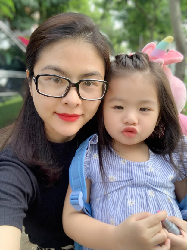   Diên viên Vân Trang cùng con gái tới trường ngày đặc biệt  