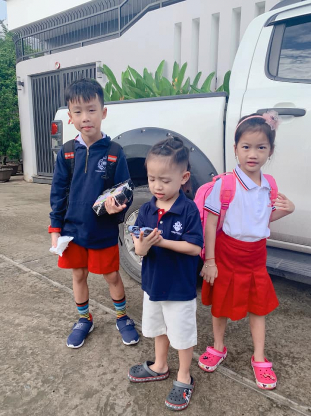   Ốc Thanh Vân đang tải hình ảnh các con trong sáng ngày khai trường.  