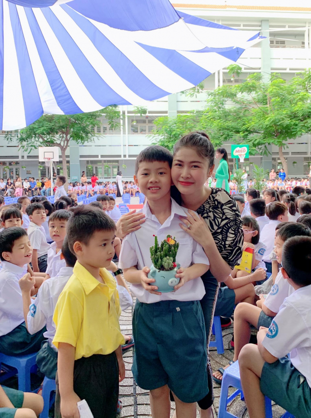   Bà xã Đăng Khôi hạnh phúc bên con trai ngày tựu trường  