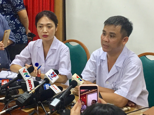   Bác sĩ Nguyễn Trung Nguyên (bên phải) cho biết, 82 người có hàm lượng thủy ngân trong máu đều ở ngưỡng an toàn  