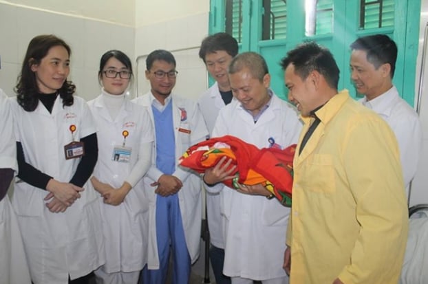   Nụ cười hạnh phúc của các BS BV E và chồng sản nhân Nguyễn Thị Quảng (30 tuổi ở Thanh Hóa bị hội chứng Marfan, có thương tổn rất nặng về tim mạch) sau 7 tháng cam go 'chiến đấu' cùng bệnh nhân để giành được sự sống cho cả mẹ và con (Ảnh tư liệu BV)  