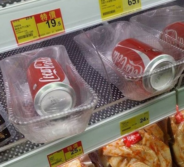   Có lẽ đây là cách để lon Coca Cola không lăn xa  