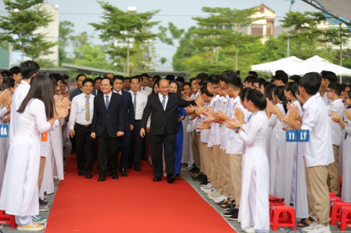 Thủ tướng Chính phủ Nguyễn Xuân Phúc đánh trống khai giảng trường THPT Sơn Tây 0