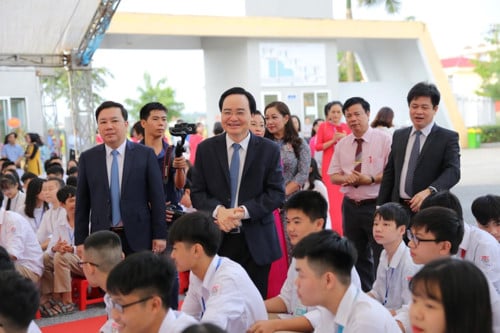   Bộ trưởng Bộ GD&ĐT Phùng Xuân Nhạ chúc mừng học sinh THPT Sơn Tây năm học mới nhiều thắng lợi mới.  