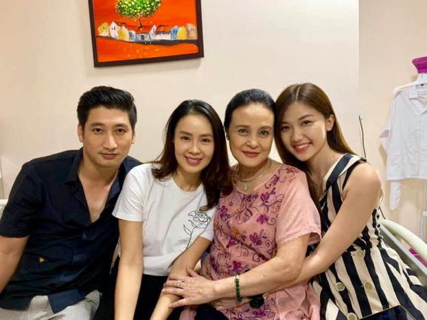  Lương Thanh cùng các diễn viên trong Hoa hồng trên ngực trái  