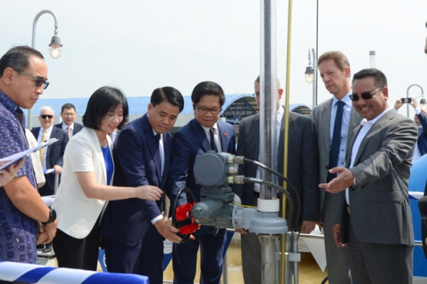   Chủ tịch UBND TP Nguyễn Đức Chung cùng các lãnh đạo một số bộ, ngành đã chính thức mở van, khánh thành nhà máy nước sông Đuống giai đoạn 1.  