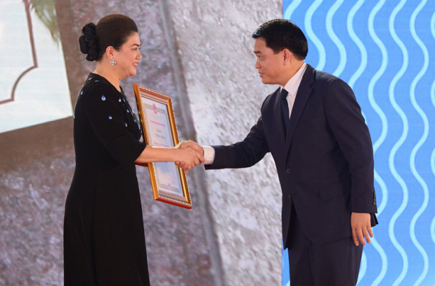   Chủ tịch UBND TP Nguyễn Đức Chung (trái) và bà Đỗ Thị Kim Liên - chủ tịch HĐQT Nhà máy nước mặt Sông Đuống trong buổi lễ.  