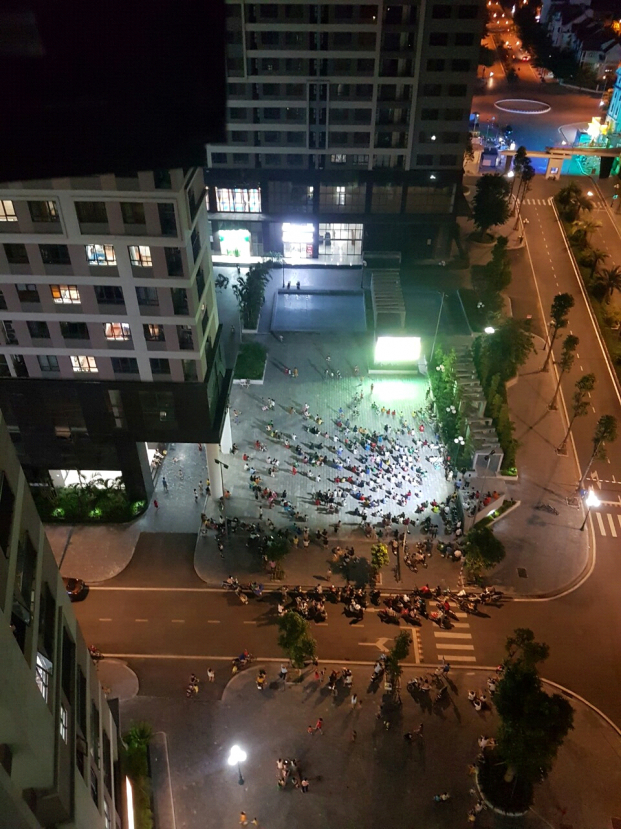   Ảnh sân chung cư nhà tôi chụp từ cao xuống khi cùng nhau xem vòng loại Woldcup Việt Nam - Thái Lan  