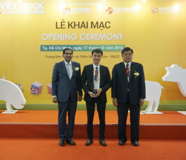   Giám đốc kinh doanh toàn quốc của Công ty Cổ phần Chuỗi Thực phẩm TH, Ông Mai Nguyễn Huế (đứng giữa), đại diện Tập đoàn nhận cúp vinh danh “Trang trại chăn nuôi bò sữa tốt nhất” 2018 từ Ban tổ chức.  