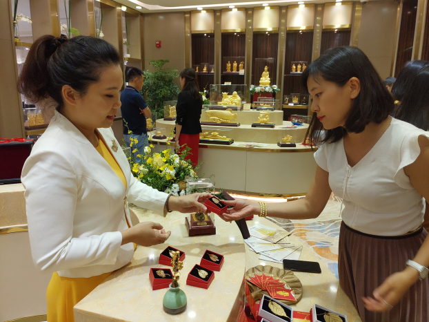   Mới khai trương nhưng Trung tâm vàng bạc, đá quý trang sức của Doji đã thu hút đông đảo khách hàng đến tham quan và mua sắm  