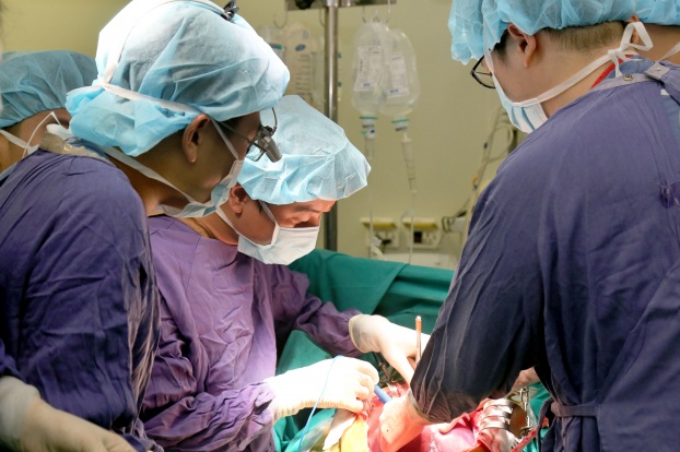  Các bác sĩ BV Việt Đức thực hiện ca ghép phổi cho bệnh nhân K từ 2 phổi của Dương.  