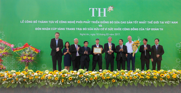   Trang trại bò sữa TH (xã Nghĩa Sơn, huyện Nghĩa Đàn, Nghệ An) là đơn vị đầu tiên và duy nhất cho tới nay đã nhận Cúp vàng trang trại bò sữa organic Vì sức khỏe cộng đồng.  