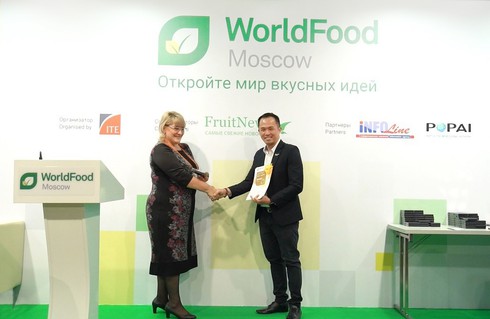   Đại diện Ban tổ chức World Food Moscow 2018 trao giải Vàng cho sản phẩm TH school MILK  