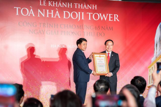  Chủ tịch UBND TP Hà Nội Nguyễn Đức Chung trao tặng chứng nhận công trình chào mừng kỷ niệm 65 năm Ngày Giải phóng Thủ đô cho chủ đầu tư tòa nhà Doji Tower  