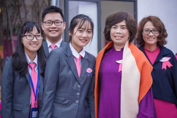  Nguyễn Anh Trung cùng cô giáo và bạn bè và người sáng lập TH School- doanh nhân Thái Hương  