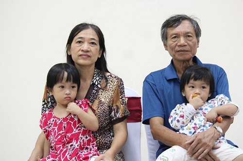   Hai vợ chồng ông Minh, bà Hường chăm chút bên các con.  