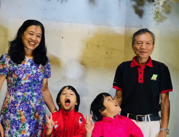   2 con gái của ông Minh bà Hường khiến tổ ấm nhỏ của ông bà luôn rộn tiếng cười.  