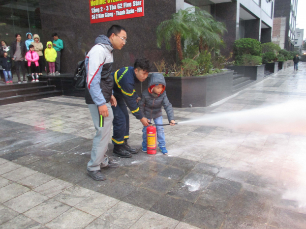   Các em nhỏ cũng tham gia diễn tập Phòng cháy chữa cháy  