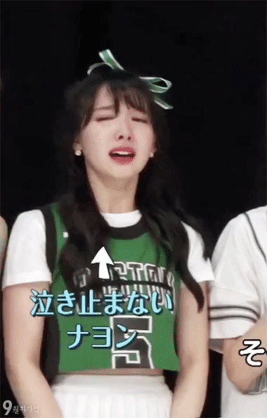   Khi TWICE dành được cúp, Nayeon đã khóc như một em bé ngay trên sân khấu  