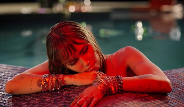   Miley Cyrus trong MV 'Slide Away'  