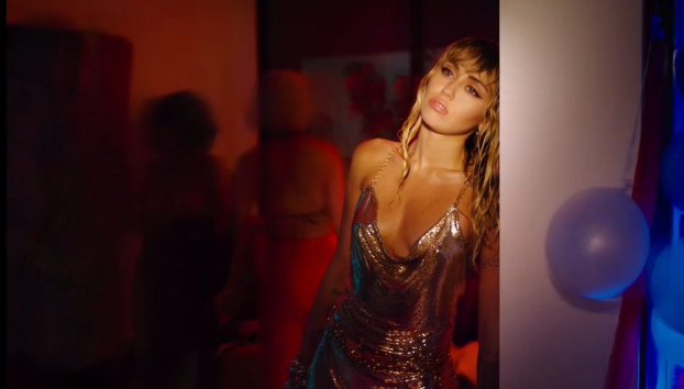   Miley Cyrus trong MV 'Slide Away'  