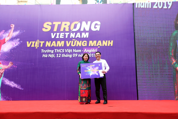   Đại diện BLĐ CLB Bóng đá Hà Nội tặng quà cho nhà trường để sắm giáo cụ thể chất cho các em học sinh  