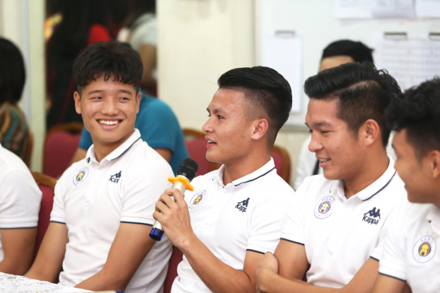   Quang Hải và các cầu thủ giao lưu với các bạn học sinh ưu tú trường THCS Việt Nam - Angiêri  