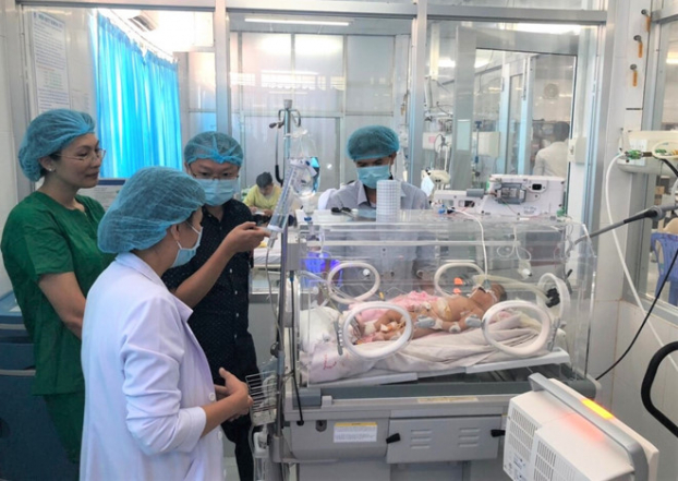   Bệnh nhi đang được chăm sóc ở bệnh viện Sản Nhi An Giang sau khi phẫu thuật xếp lại nội tạng.  