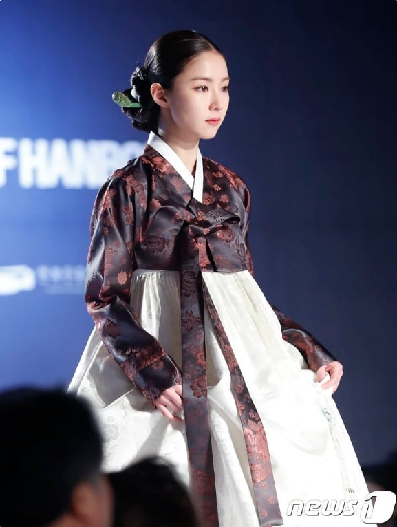 6 sao Hàn mặc hanbok đẹp nhất: BTS chỉ 1 thành viên lọt top 2