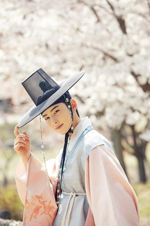 6 sao Hàn mặc hanbok đẹp nhất: BTS chỉ 1 thành viên lọt top 5