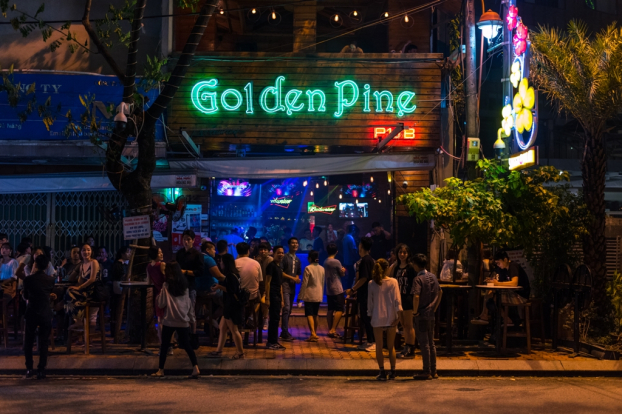   Bar, pub là lựa chọn duy nhất của du khách thức muộn ở Đà Nẵng (Ảnh: Shutterstock)  