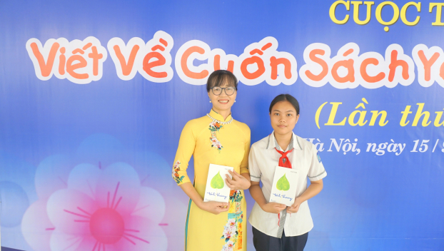   Cô giáo Nguyễn Thị Thúy và học sinh đạt giải Nhì Nguyễn Quỳnh Hương trường THCS Lương Yên, Hà Nội.  