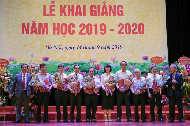   PGS.TS Nguyễn Kim Sơn, Giám đốc Đại học Quốc gia Hà Nội tặng hoa chúc mừng các chủ nhiệm bộ môn mới  