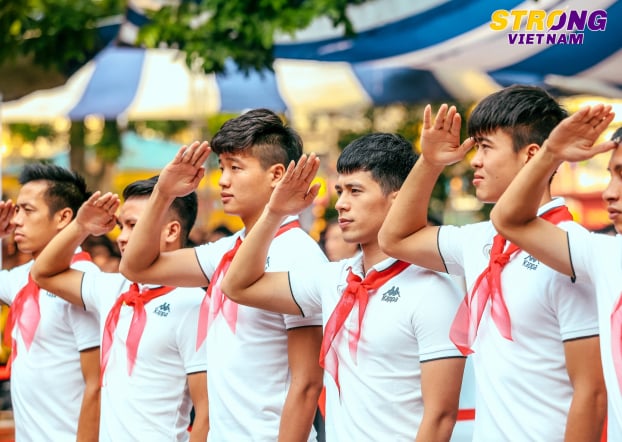   Các cầu thủ CLB bóng đá Hà Nội chào cờ đầu tuần cùng các em học sinh trường THCS Nguyễn Trường Tộ  
