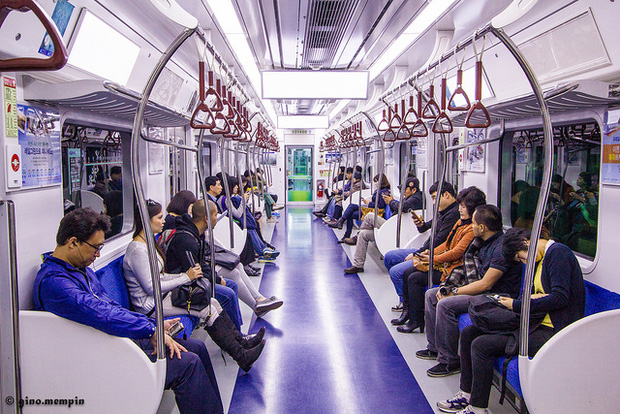   Tàu điện ngầm và xe buýt là những phương tiện giao thông công cộng phổ biến nhất ở Hàn Quốc, đặc biệt là Seoul, có thể đưa du khách đến bất cứ điểm tham quan nào trong thành phố  