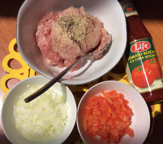   Thịt lợn, cà chua và hành tây là những thực phẩm chính để làm món thịt viên sốt cà chua. Ảnh minh họa  
