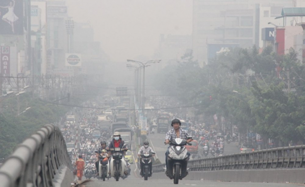   Không khí ô nhiễm khiến cho không gian luôn đục như có sương mù.  