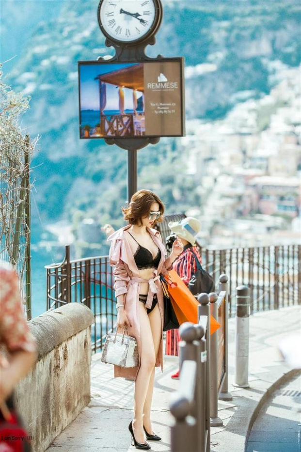 Ngọc Trinh khoe ảnh diện bikini, xách túi hiệu sang chảnh trên đường phố Ý 1