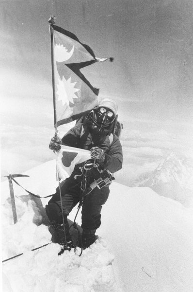   Bà Tabei trên đỉnh Everest năm 1975  