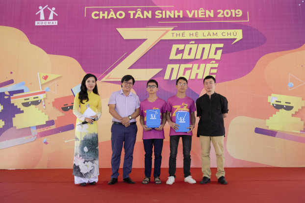   2 sinh viên khiếm thị xuất sắc Nguyễn Văn Trung và Lê Thanh Ánh nhận học bổng của Hệ thống Giáo dục HOCMAI.  