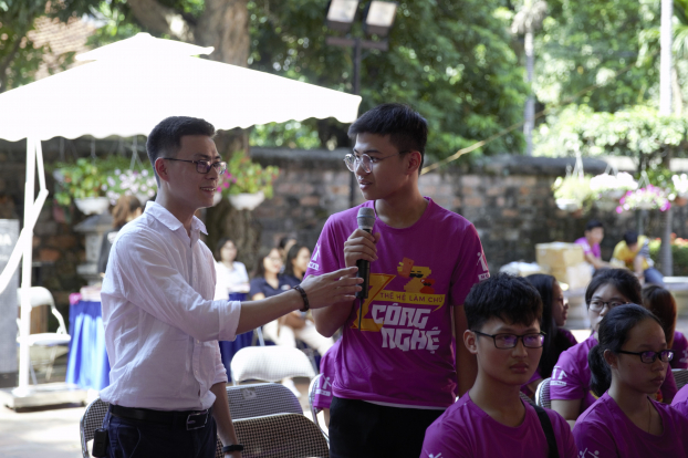   Diễn giả Đinh Trường Giang giao lưu với các bạn sinh viên.  