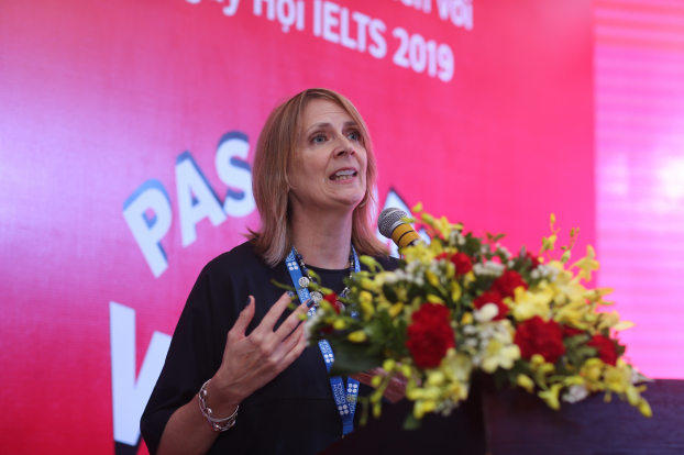   Bà Donna McGowan - Giám đốc Hội đồng Anh tại Việt Nam phát biểu khai mạc tại Ngày Hội IELTS tại Hà Nội.  