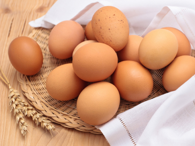   Chuẩn bị trứng gà để làm chả trứng hấp đơn giản mà ngon tuyệt cho bữa cơm tối  