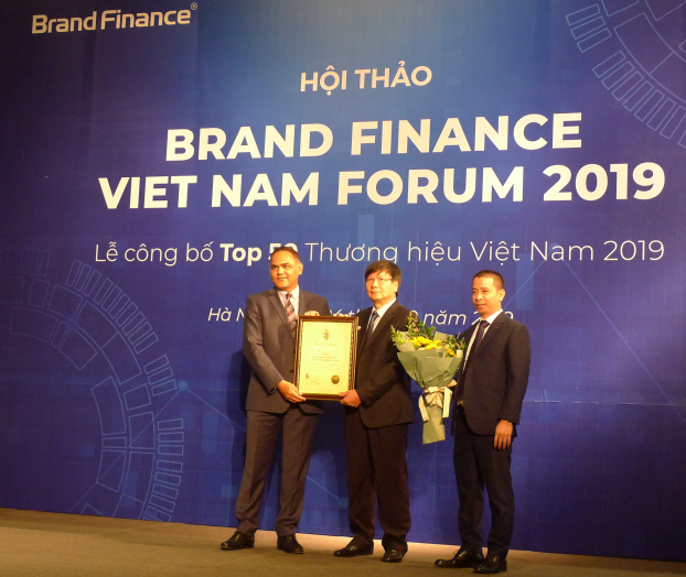    Ông Đinh Minh Sơn - Phó Ban Phát triển thị trường thay mặt Tập đoàn VNPT lên nhận chứng nhận Top 2 thương hiệu giá trị nhất Việt Nam năm 2019 của Tập đoàn VNPT.  