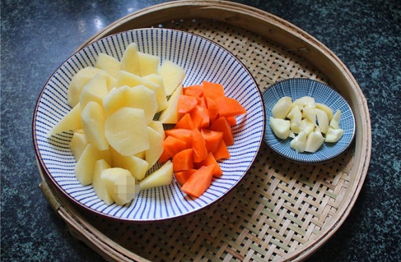 Tối nay ăn gì: Cách làm món gà hầm khoai tây bổ dưỡng cho cả nhà 0