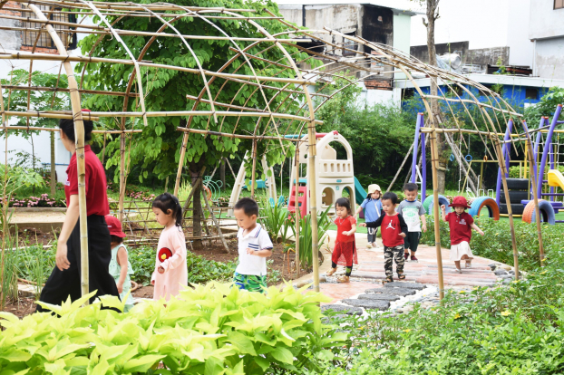   Cha mẹ nên chọn trường có sân vườn rộng để các bé có không gian khám phá thế giới xung quanh, học cách trồng và chăm sóc cây cối  