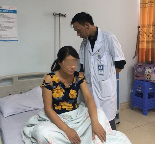   Bác sĩ Trần Văn Thùy, Trưởng khoa Nội – Nhi, Bệnh viện ĐK Hưng Thịnh thăm khám cho bệnh nhân  
