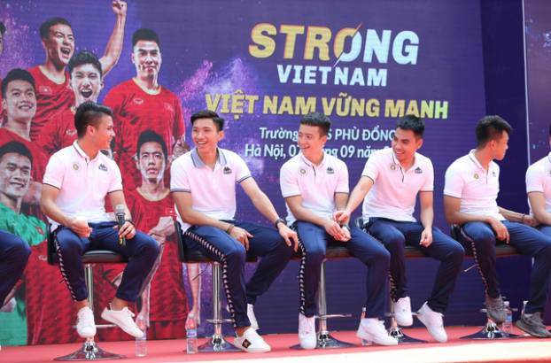   Các cầu thủ Hà Nội hào hứng giao lưu với người hâm mộ  